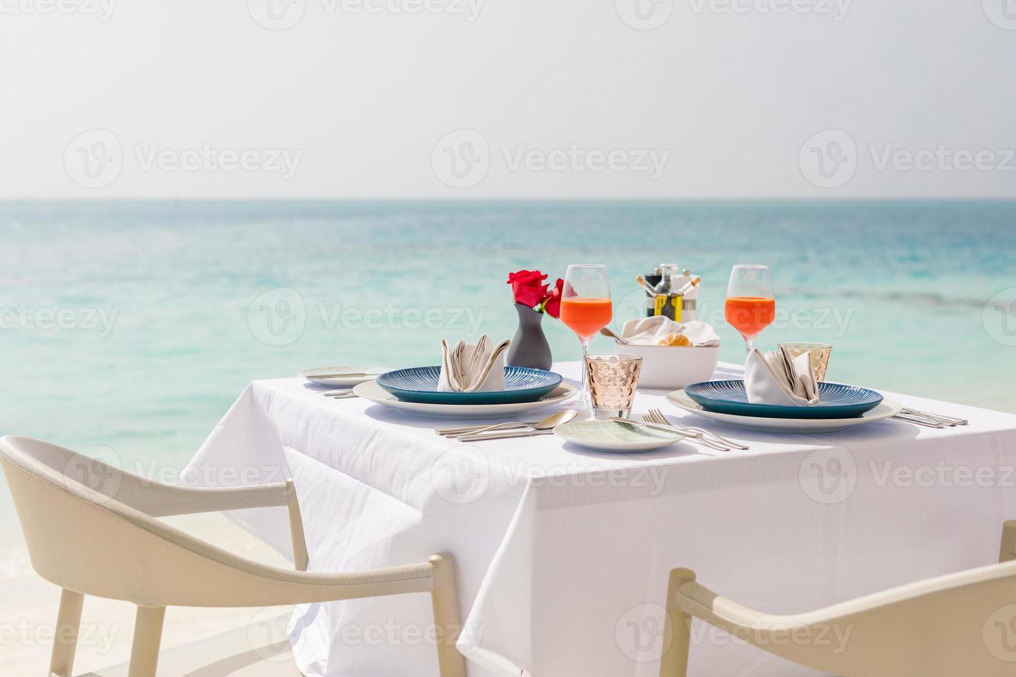 cibo per la colazione di lusso sul tavolo bianco, con bellissimo sfondo vista mare tropicale, vacanze estive al mattino e concetto di vacanza romantica, viaggi di lusso e stile di vita foto