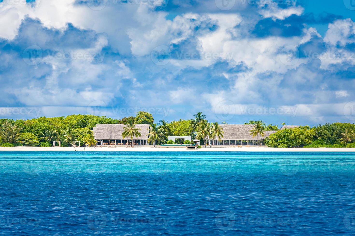 sorprendente Maldive scenario, lusso ricorrere acqua ville e tropicale mare. Perfetto esotico paesaggio e viaggio destinazione. Maldive spiaggia turismo modello foto