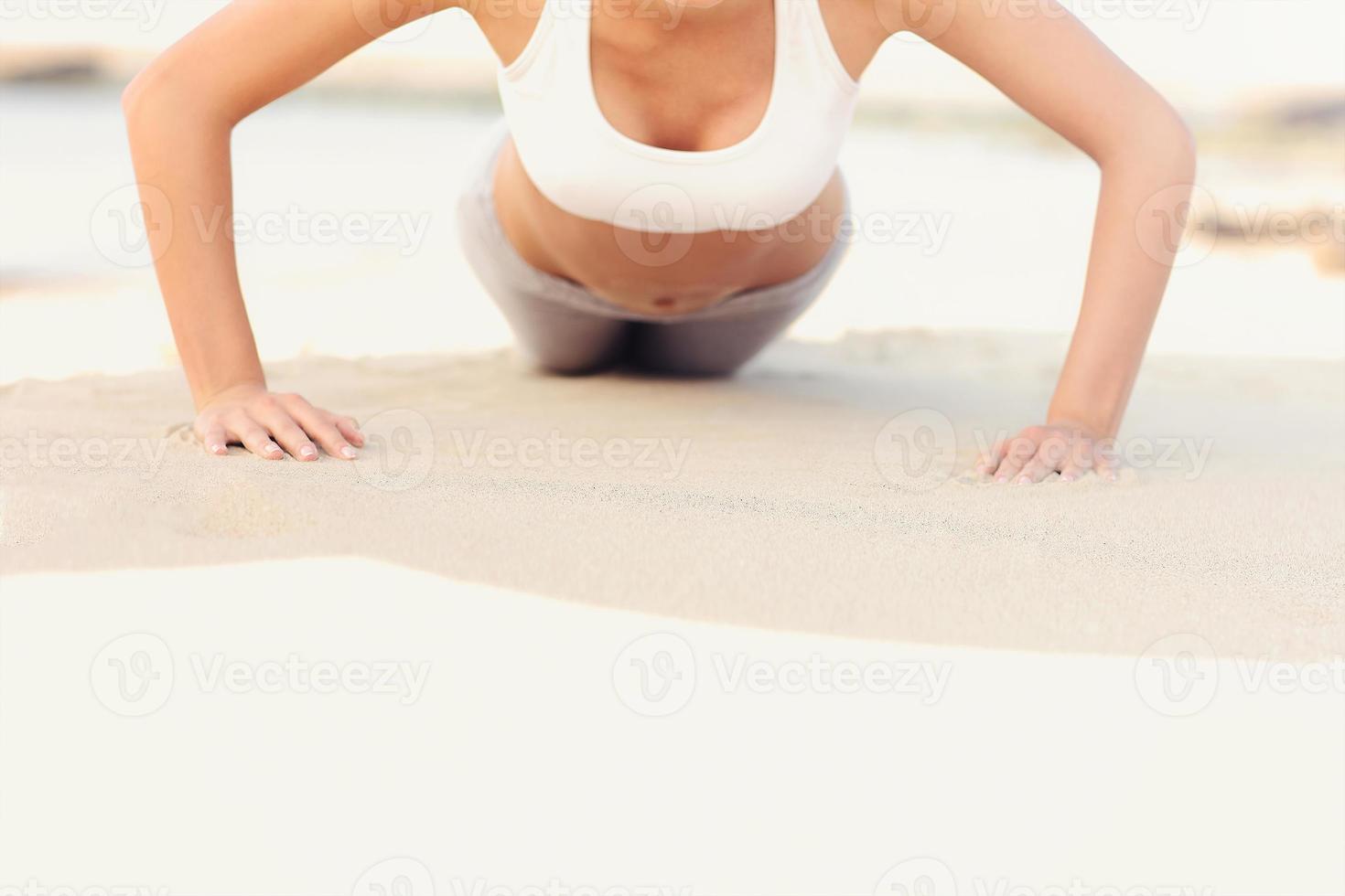 donna fare sollevamento a il spiaggia foto