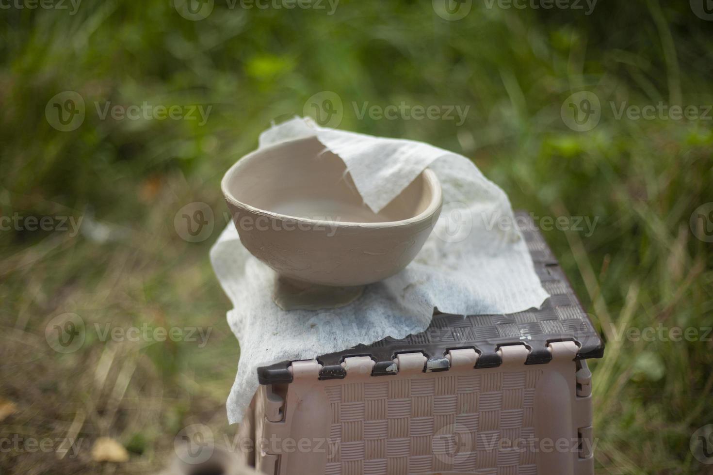 argilla modellazione. oggetto fatto di non trattati argilla su strada. dettagli di maestro classe su produzione di piatti. fatto a mano oggetto. foto