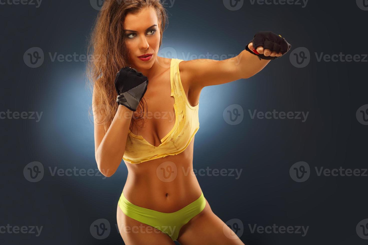donna nel boxe posa foto
