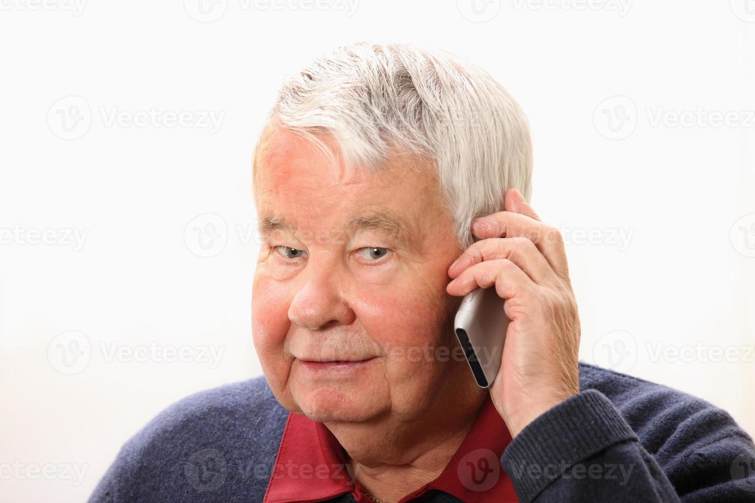 anziano uomo parlando su il Telefono foto