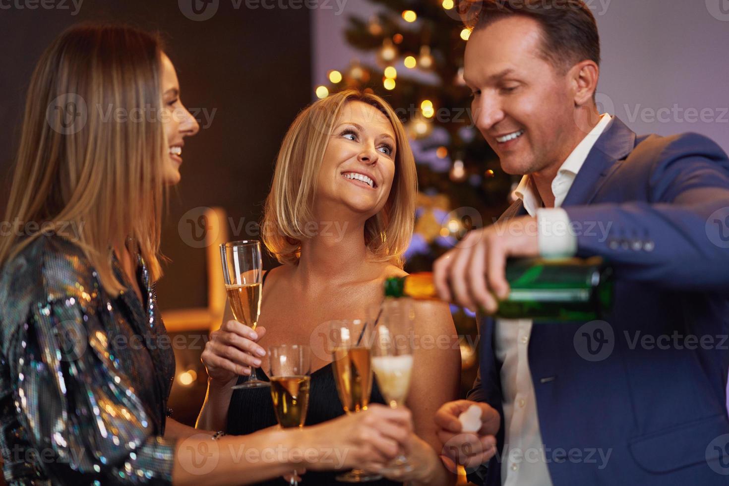 simpatico amici avendo divertimento su Natale o nuovo anno festa foto