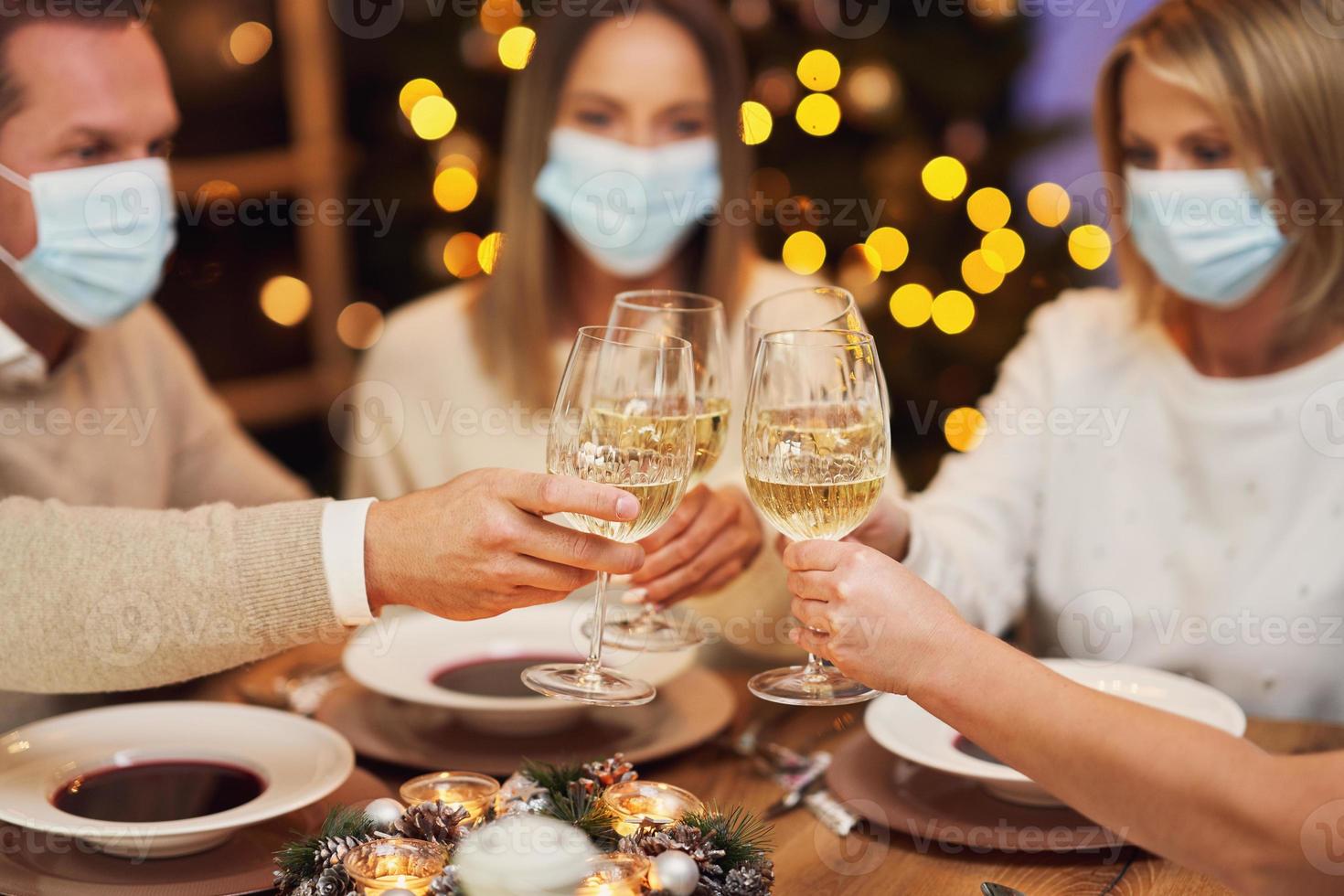 amici festeggiare Natale festa indossare maschera. foto