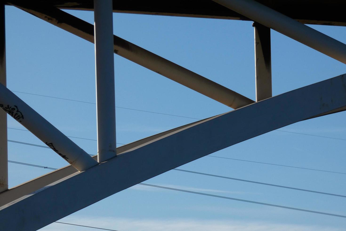 moderno ponte spanning un' fiume, un ingegneria feat foto