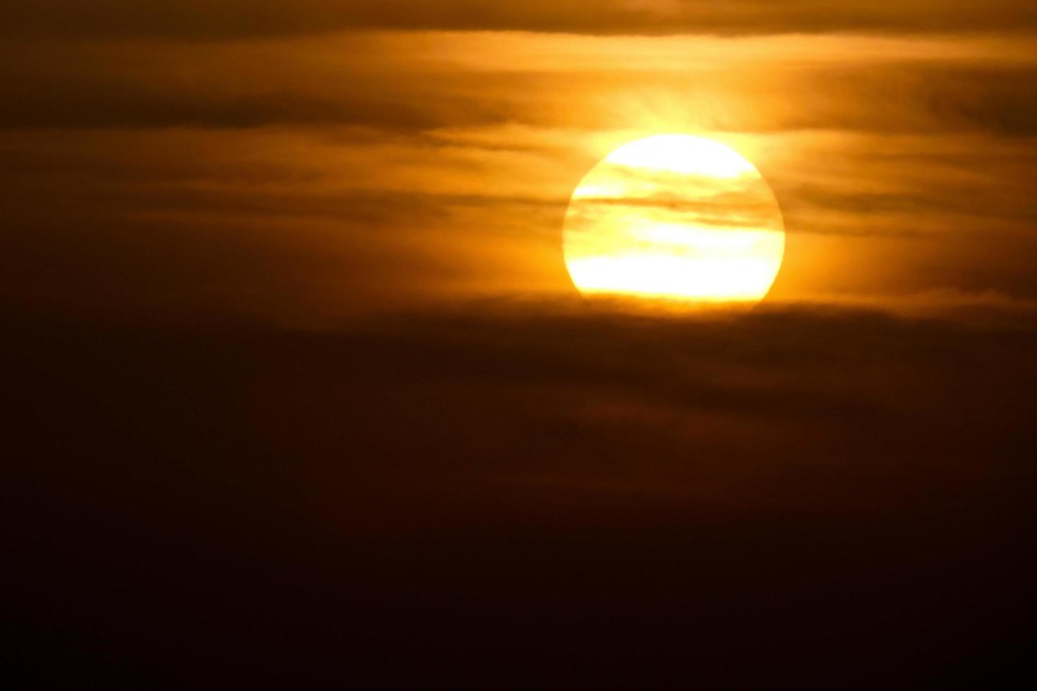 sole il sole, a tramonto a il fine di il giorno, essenziale per il vita di il pianeta foto