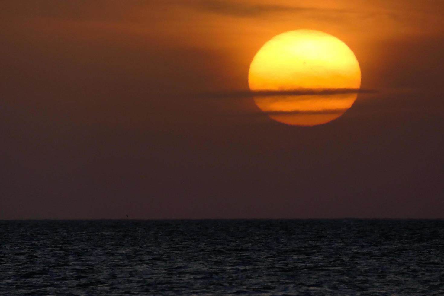 sole il sole, a tramonto a il fine di il giorno, essenziale per il vita di il pianeta foto