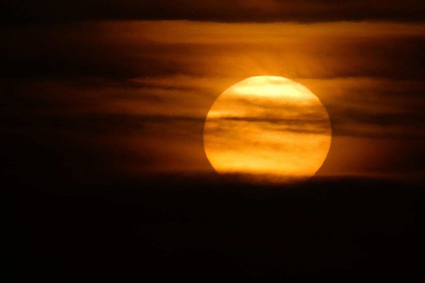 sole il sole, a tramonto a il fine di il giorno, essenziale per il vita di il pianeta foto