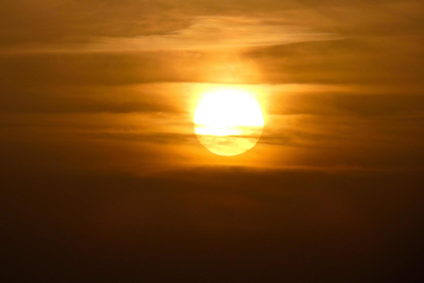 tramonto e tramonto su il mare foto