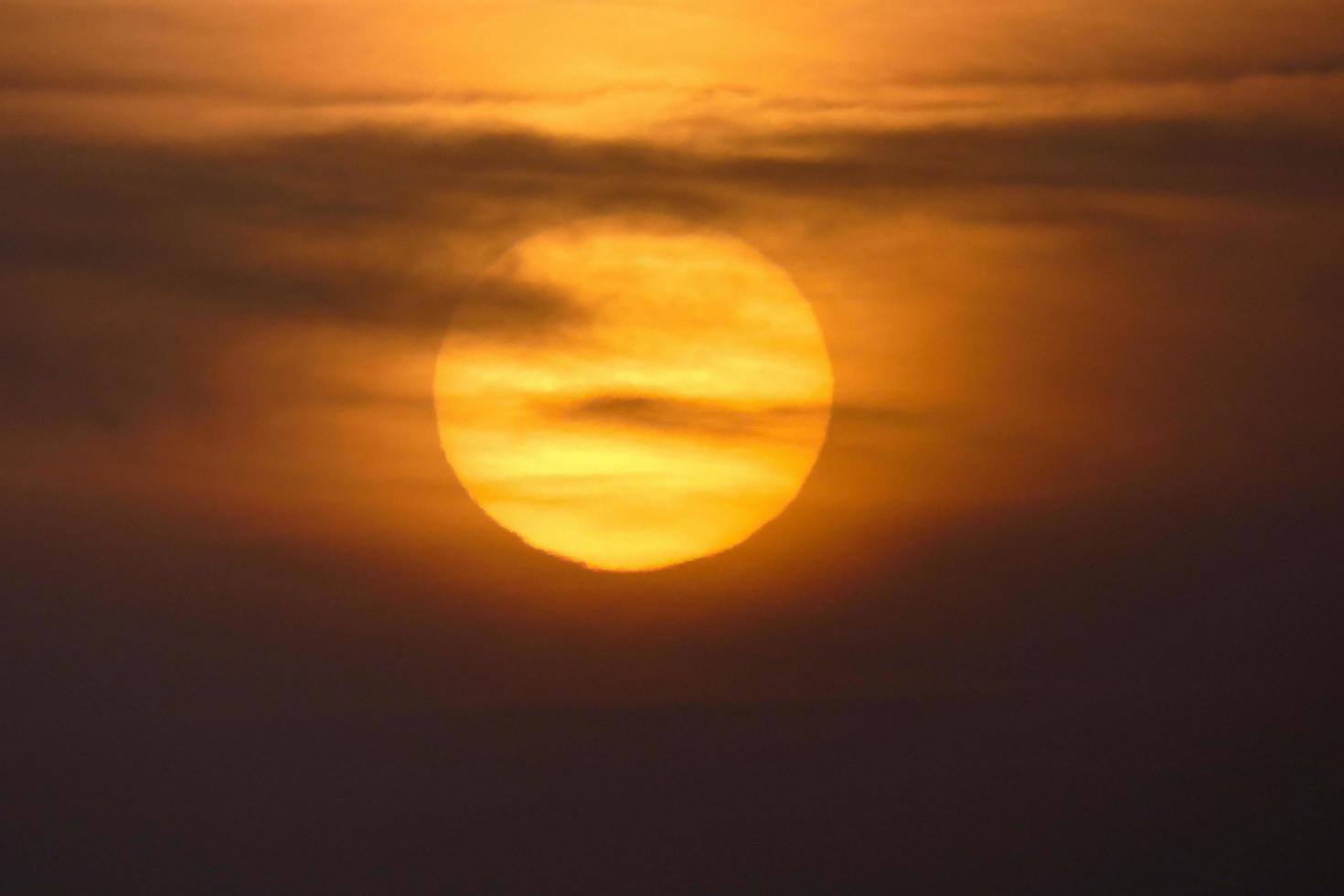 sole il sole, a tramonto a il fine di il giorno, essenziale per il vita di il pianeta foto