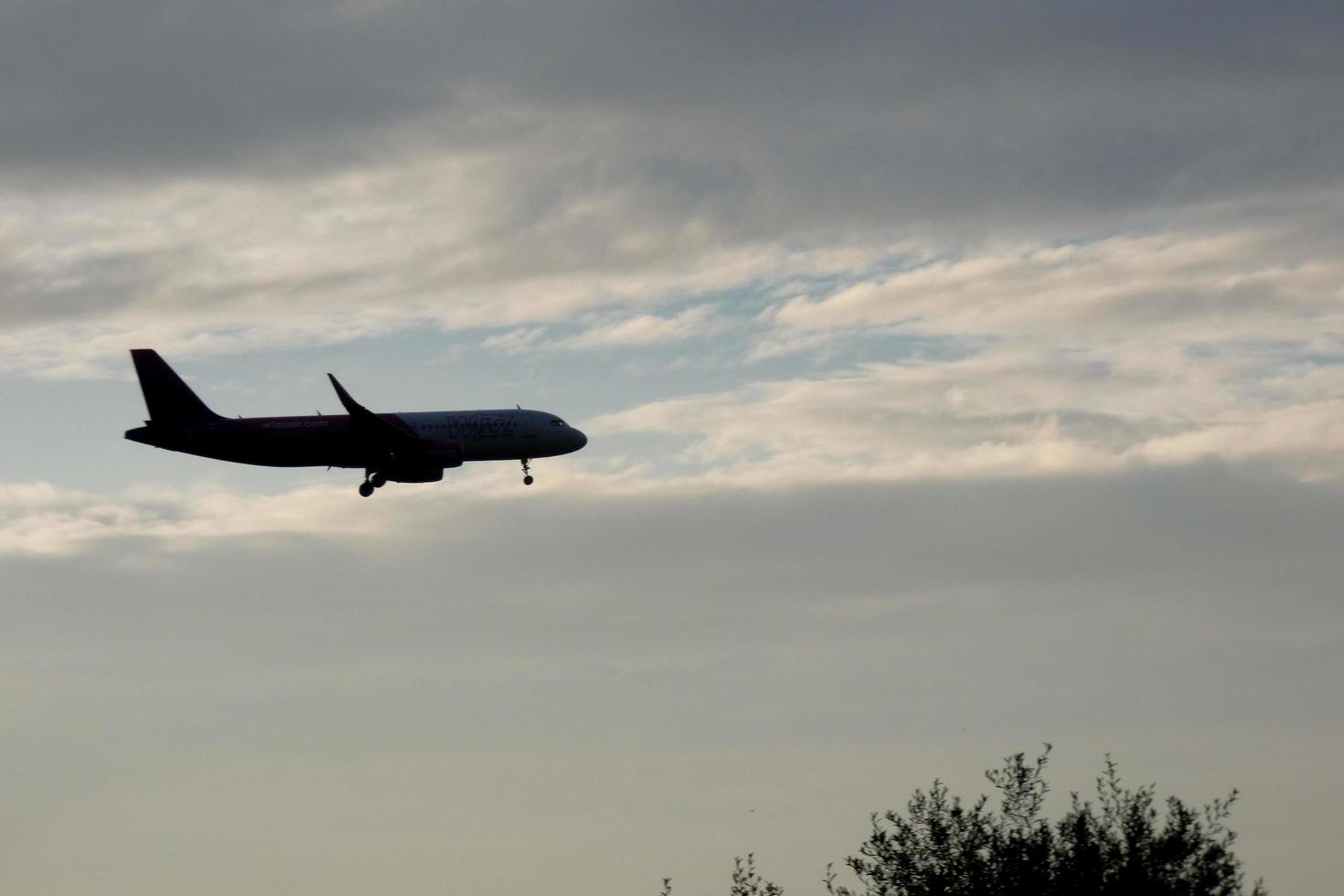 aereo assunzione via a partire dal o atterraggio a un aeroporto foto