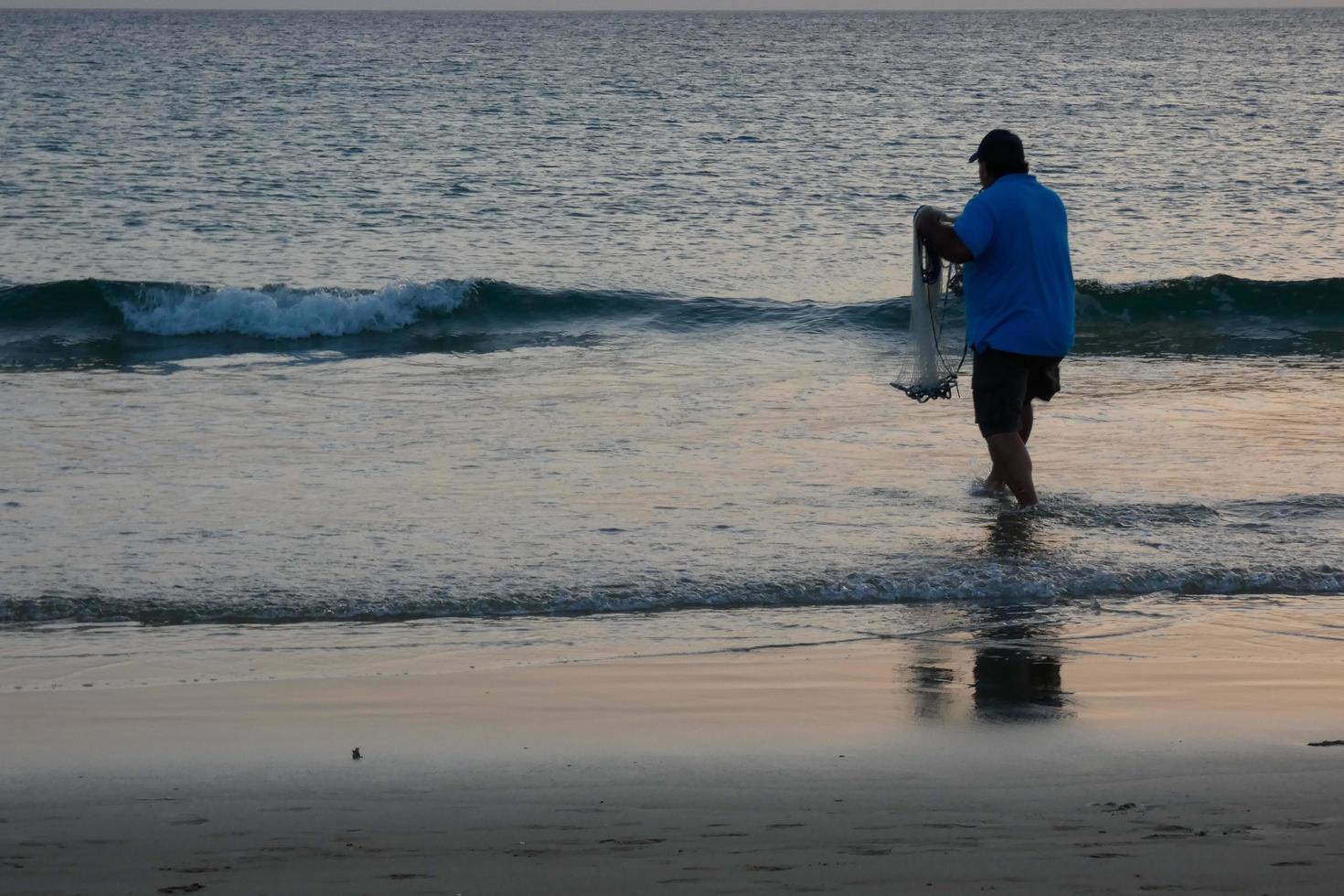 spiaggia riva pesca, tradizionale pesca come un' passatempo foto