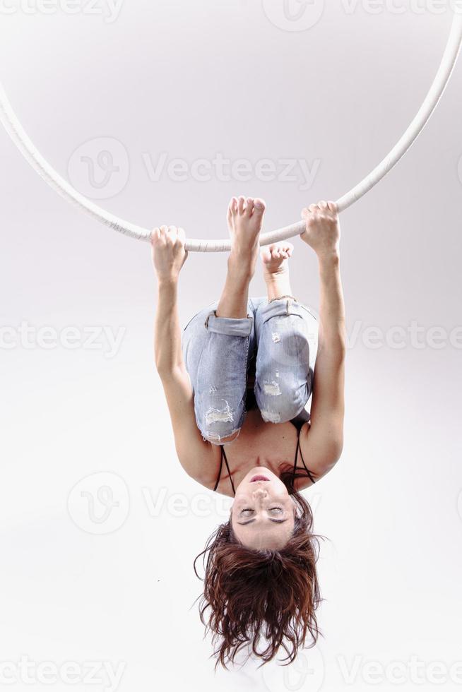un' femmina aereo cerchio ginnasta l'esecuzione esercizi su un aereo cerchio foto