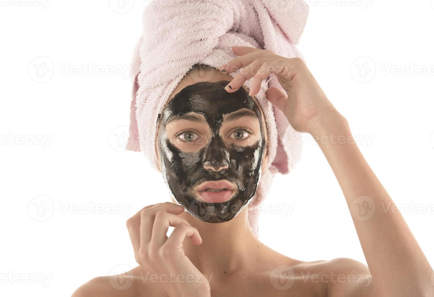 bellissimo ragazza con nero facciale cosmetico maschera. bellezza concetto. isolato foto