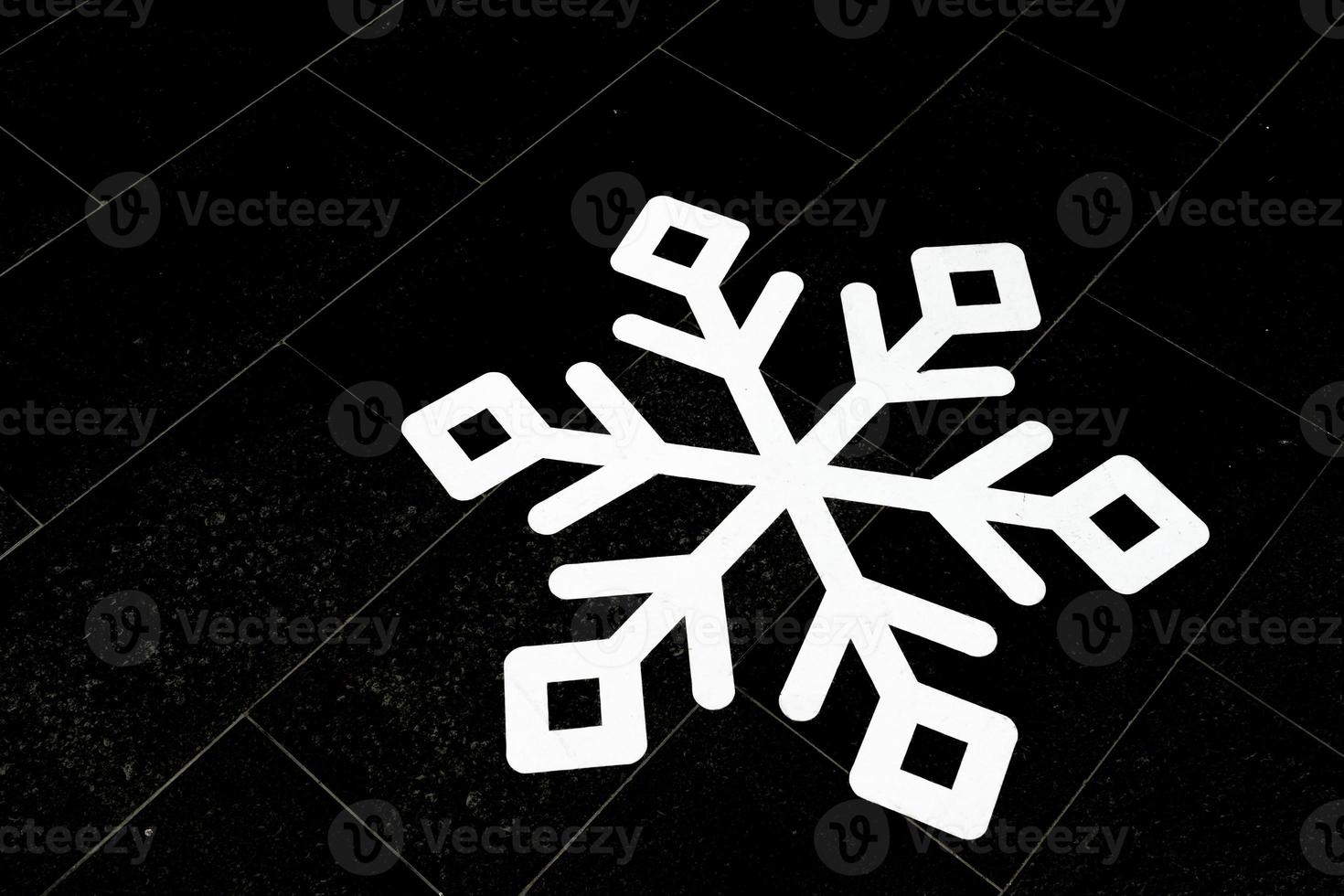 bianca carta fiocco di neve su nero sfondo, copia spazio. foto