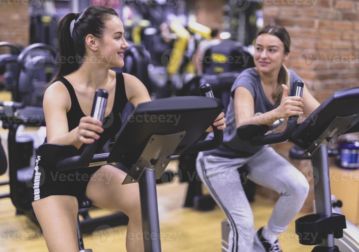 contento femmina amici fare interno allenarsi nel un' fitness club. foto