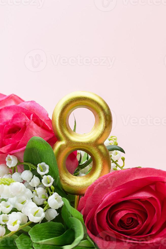 mazzo di Rose con gigli di il valle e oro numero otto 8 su un' rosa sfondo. verticale. vacanza, marzo 8, internazionale Da donna giorno. copia spazio foto