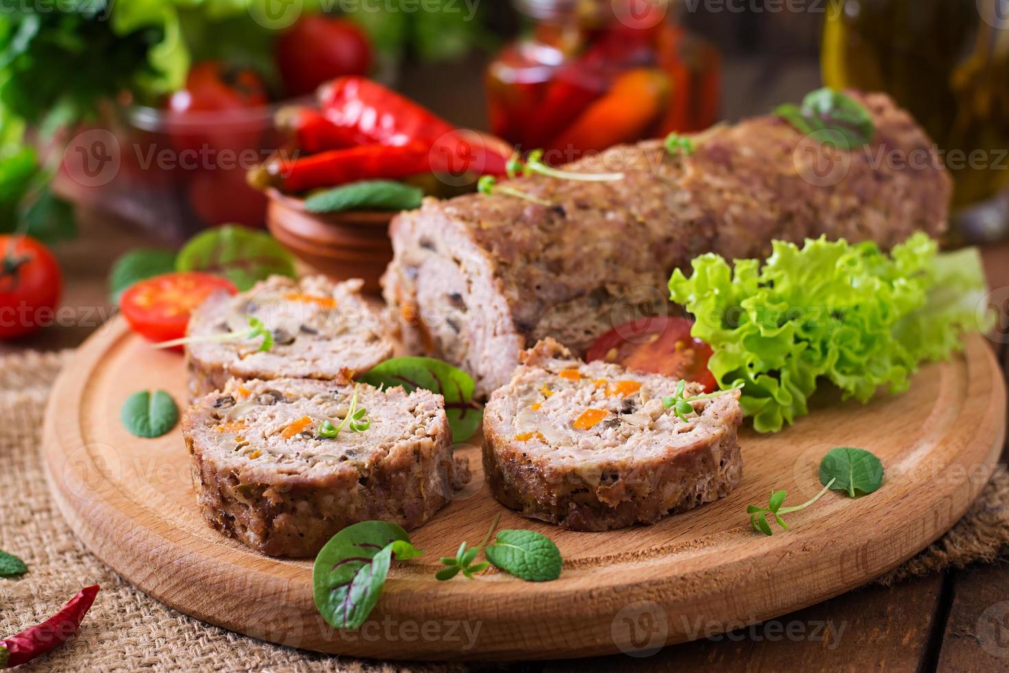 tritato carne pagnotta rotolo con funghi e carote foto