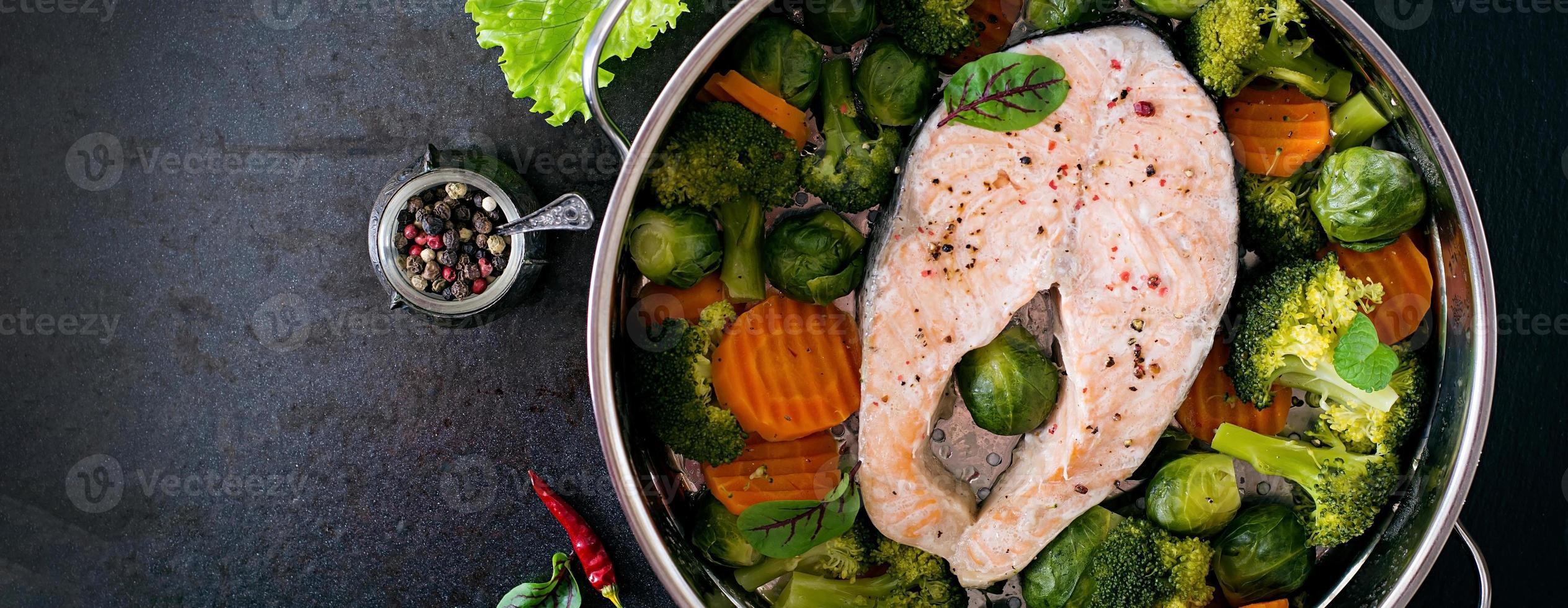 cucinato su vapore salmone bistecca con verdure. superiore Visualizza foto