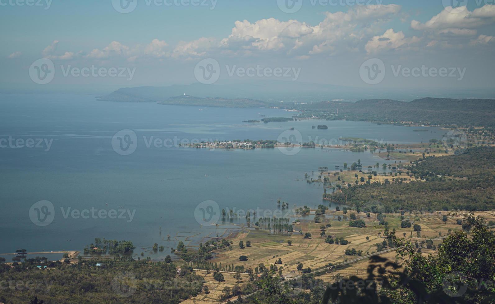 hin chang SI Visualizza punto quello può vedere il scenario di il ubolratana diga sotto cielo, montagne e laghi. foto