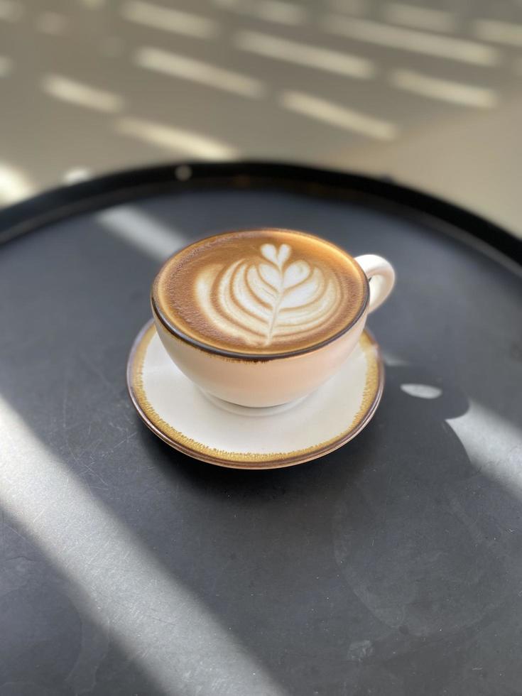 tazza di caffè calda sul tavolo foto