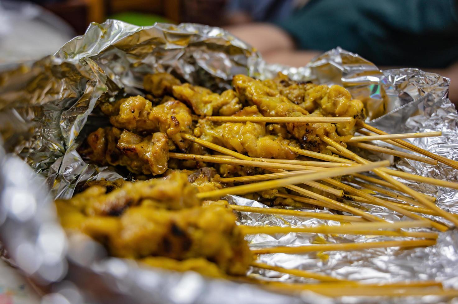 vicino Maiale satay spiedo con secco bambù nel il foy.questo tailandese Maiale satay ricetta è facile per rendere e può essere mangiato come un aperitivo, merenda, o principale corso piatto. foto