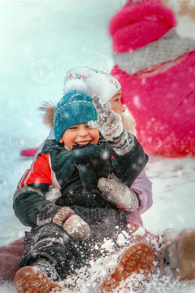 bambini giocare nel il neve nel inverno foto