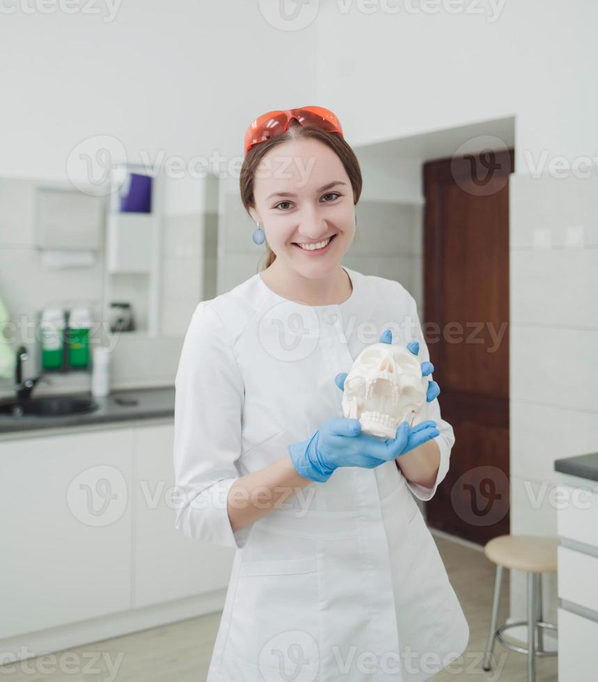 dentista con cranio foto