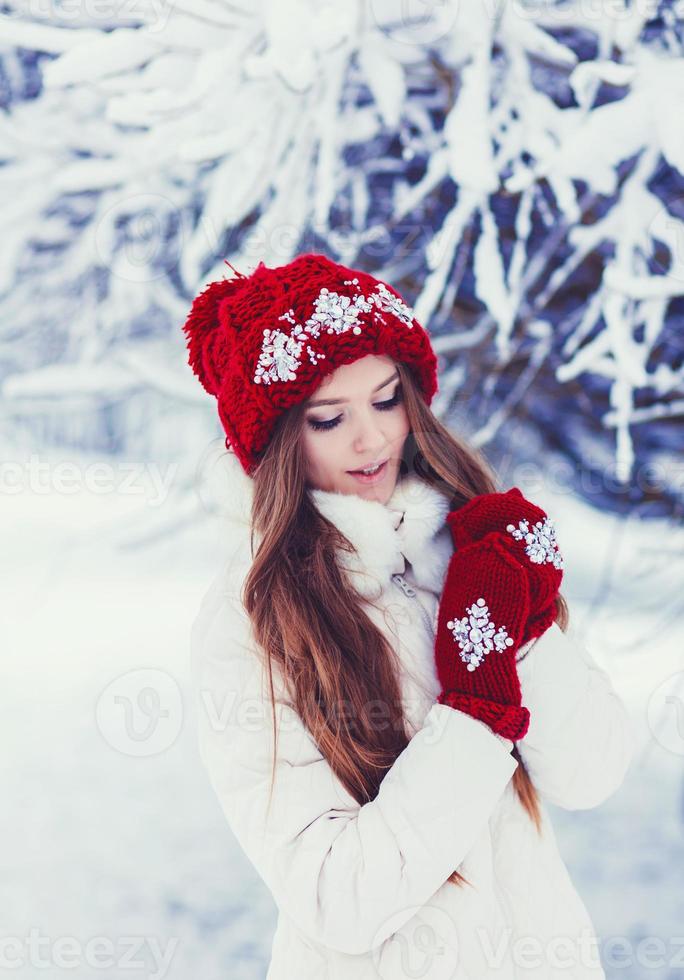 moda contento donna nel a maglia rosso cappello foto