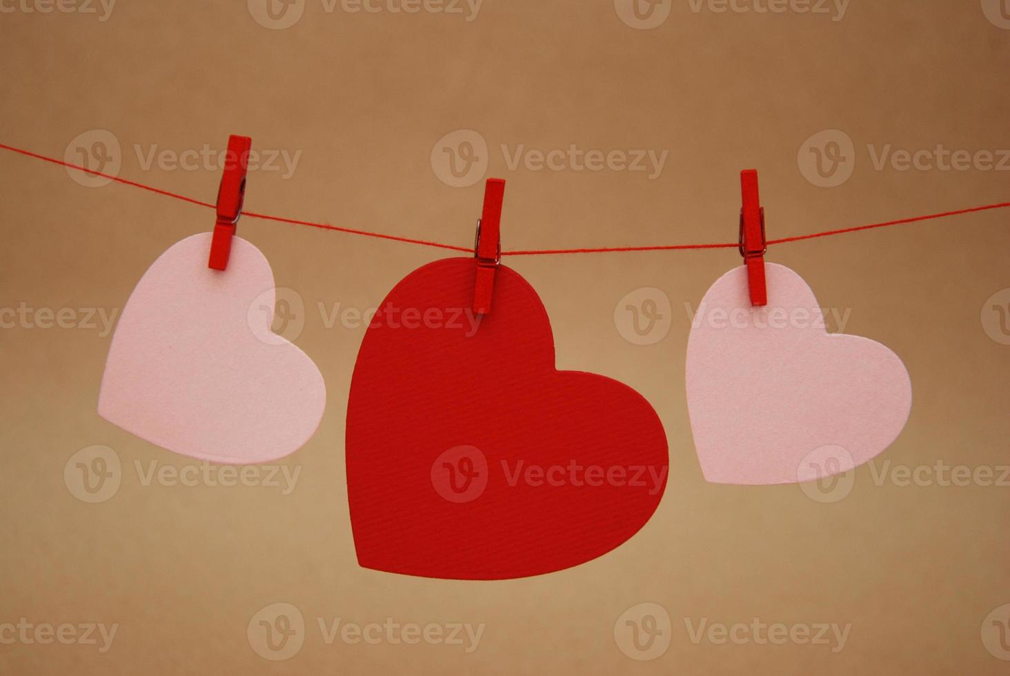 tre rosso e rosa carta cuori appendere su corda su neutro avorio sfondo - San  Valentino giorno 15931767 Stock Photo su Vecteezy
