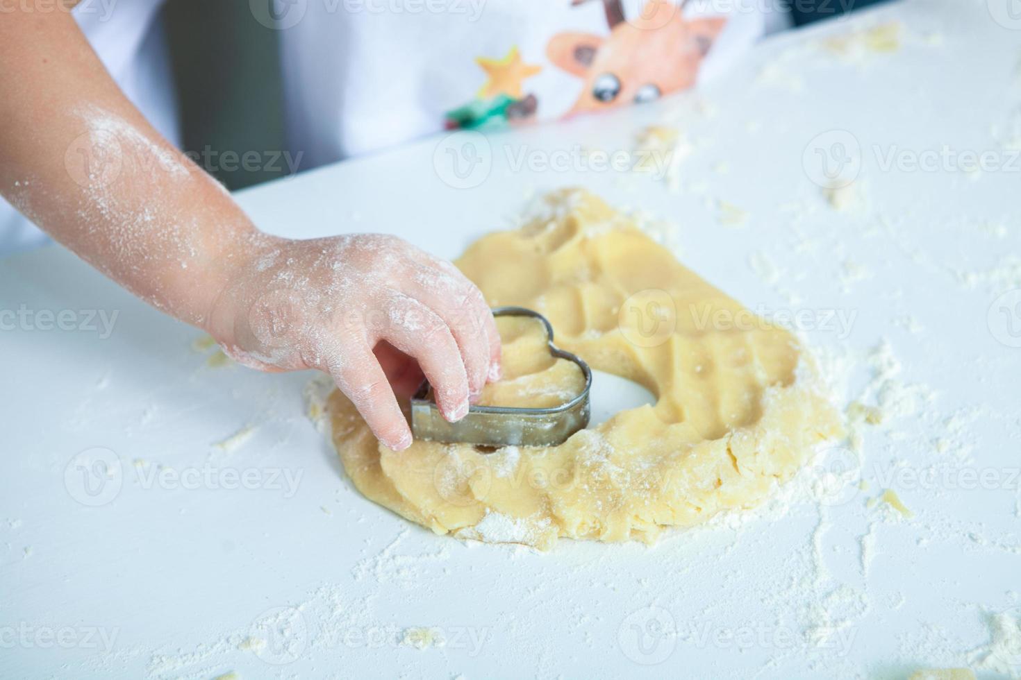 famiglia cucinando fatti in casa torte. mamme e bambini mani Tenere biscotto tagliatori. famiglia cucinando piatto posizione. dolce casa. felicità concetto. foto