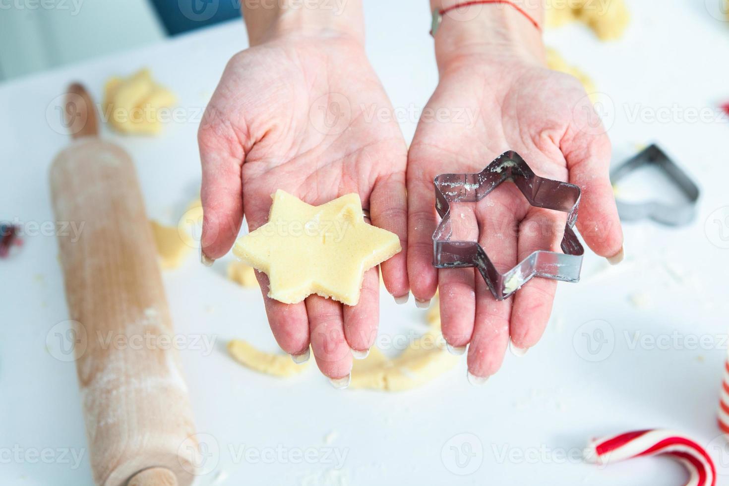 famiglia cucinando fatti in casa torte. mamme e bambini mani Tenere biscotto tagliatori. famiglia cucinando piatto posizione. dolce casa. felicità concetto. foto