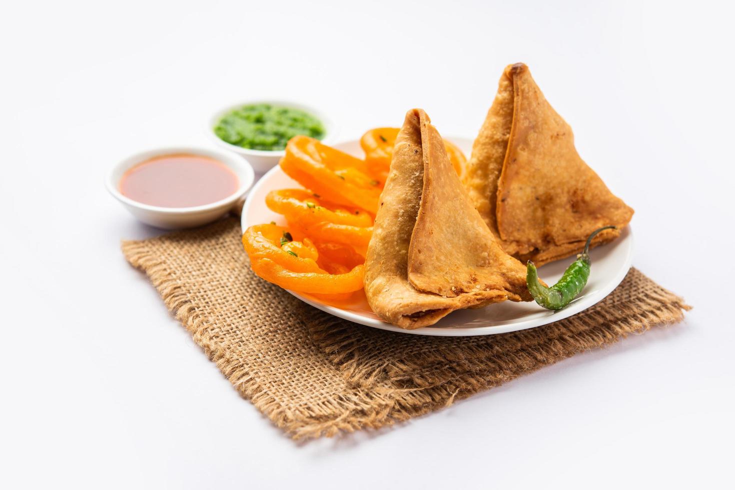 veg samosa con jalebi, merenda combinazione anche chiamato imarti e sambusa, samusa foto