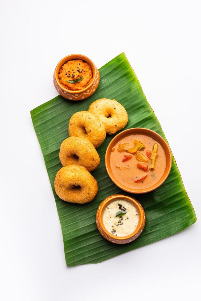 sambar vada o medu vadai con sambhar e chutney - popolare Sud indiano merenda o prima colazione foto