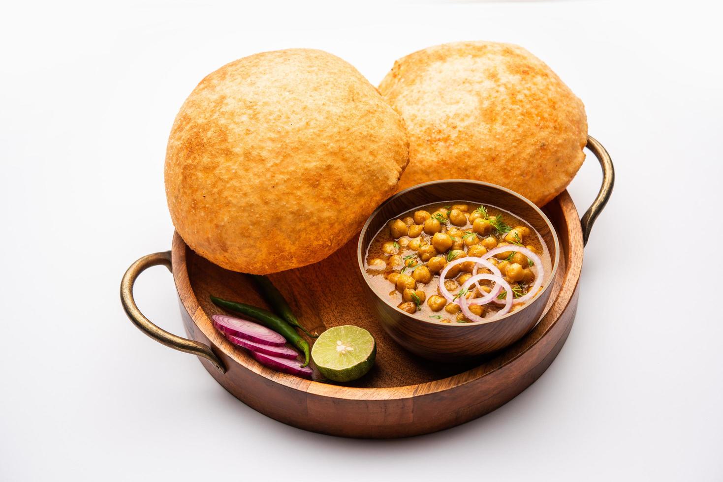 buco bhature è un' nord indiano cibo piatto. un' combinazione di chana masala e bhatura o puri foto