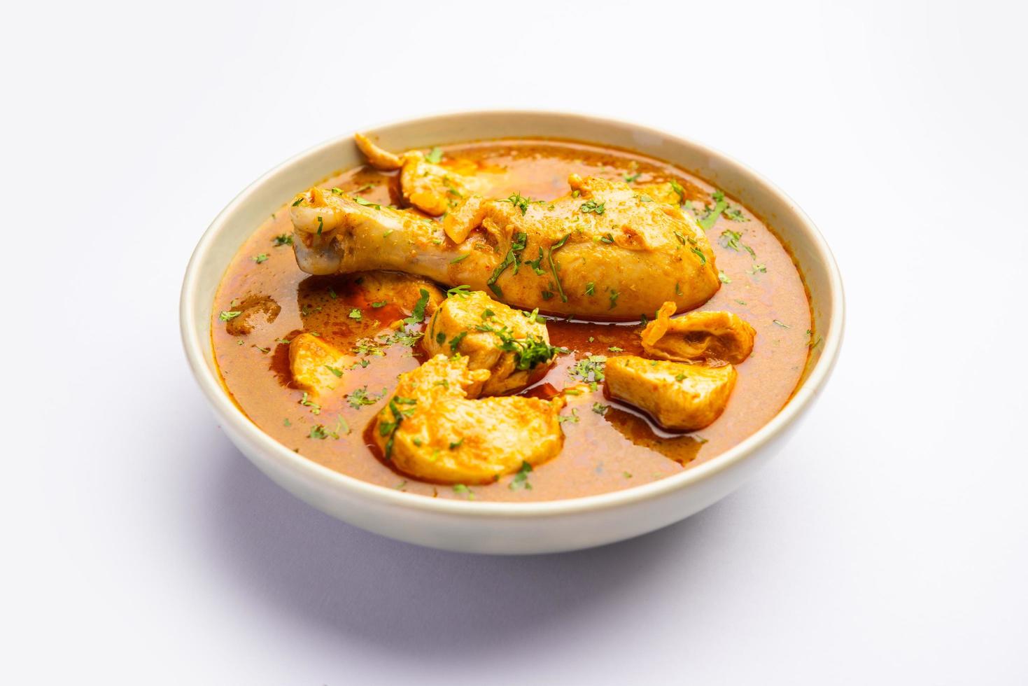 rosso pollo curry o murgh masala o korma con prominente gamba pezzo foto