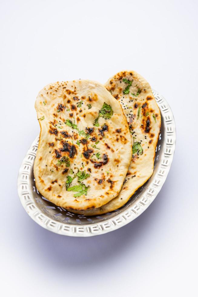 tandoori naan, indiano tandoori roti o piatto pane servito nel un' piatto, isolato foto