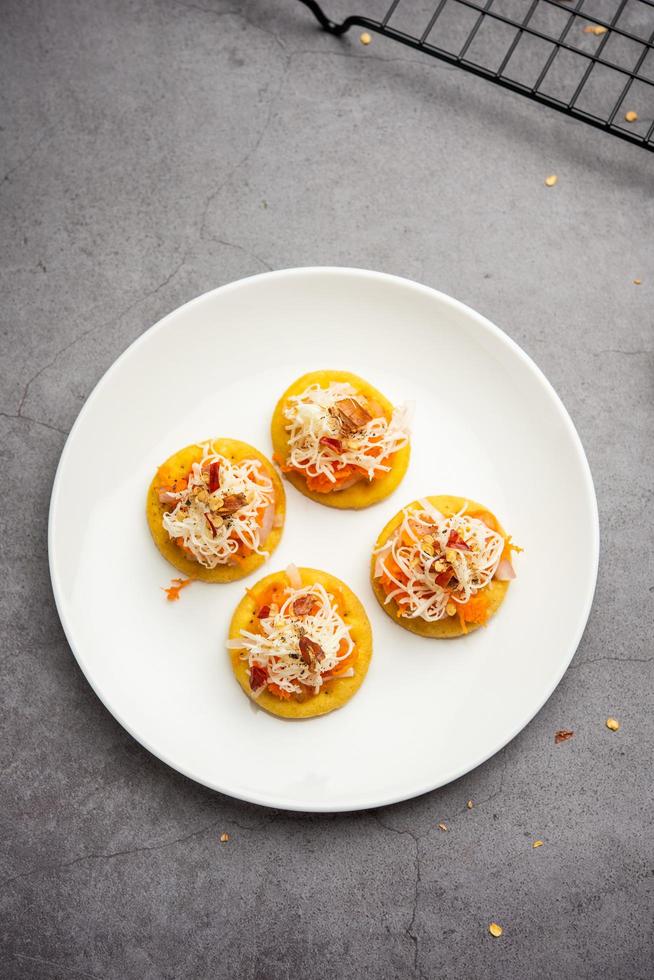 papdi Pizza siamo mini cibo morsi, indiano bambini preferito festa merenda foto