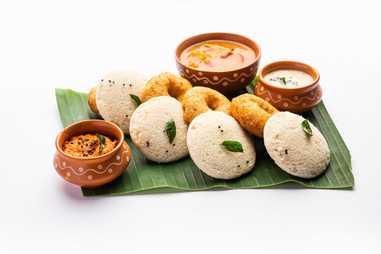 idli vada sambhar anche conosciuto come folle medu wada e sambar foto