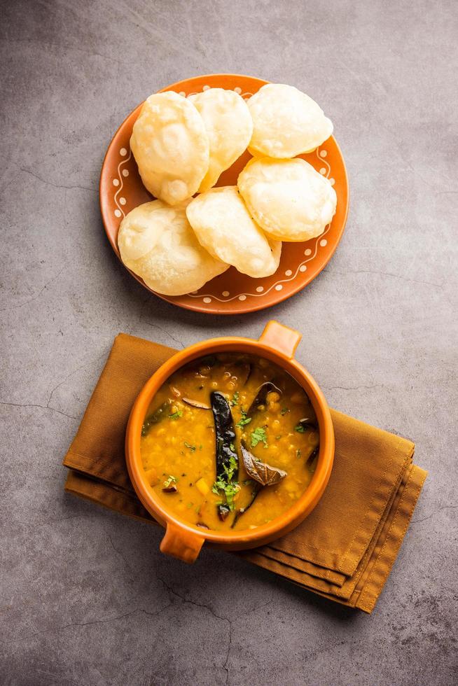 luchi cholar dal o fritte pane fatto di Farina servito lungo con curry chana o Bengala grammo foto