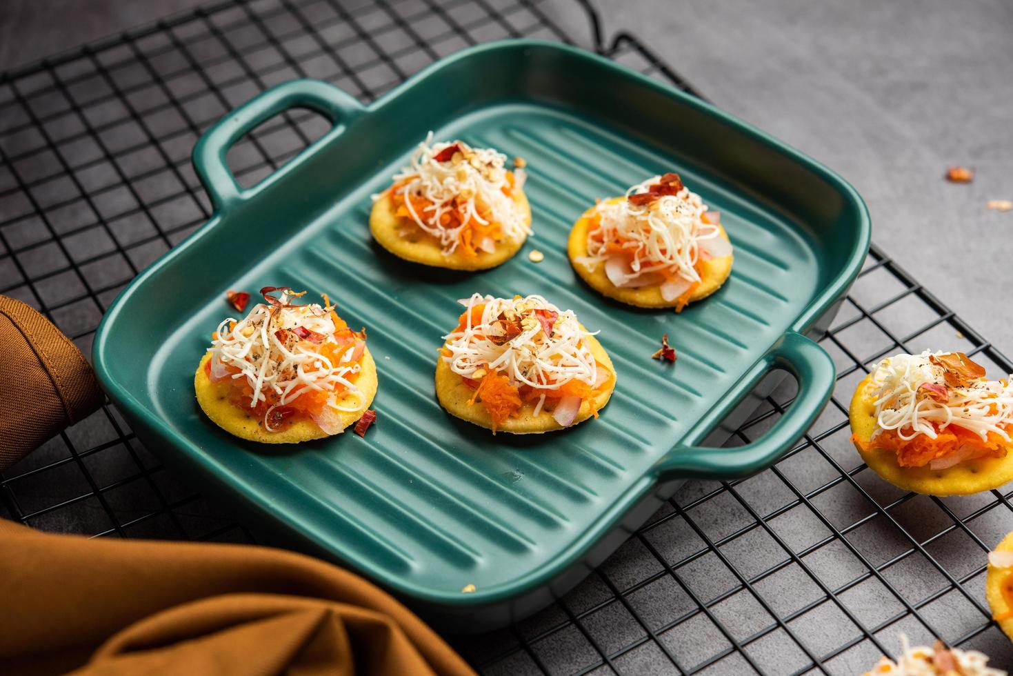 papdi Pizza siamo mini cibo morsi, indiano bambini preferito festa merenda foto