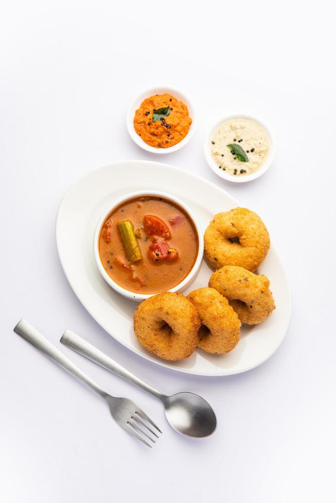 sambar vada o medu vadai con sambhar e chutney - popolare Sud indiano merenda o prima colazione foto