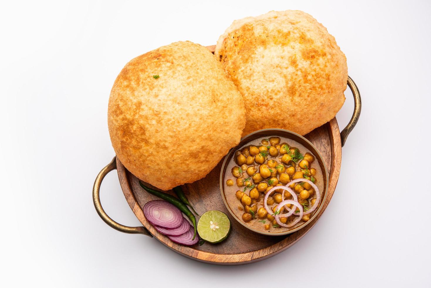 buco bhature è un' nord indiano cibo piatto. un' combinazione di chana masala e bhatura o puri foto