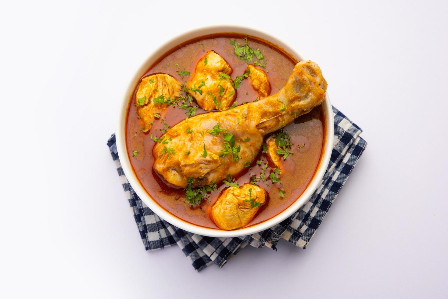 rosso pollo curry o murgh masala o korma con prominente gamba pezzo foto