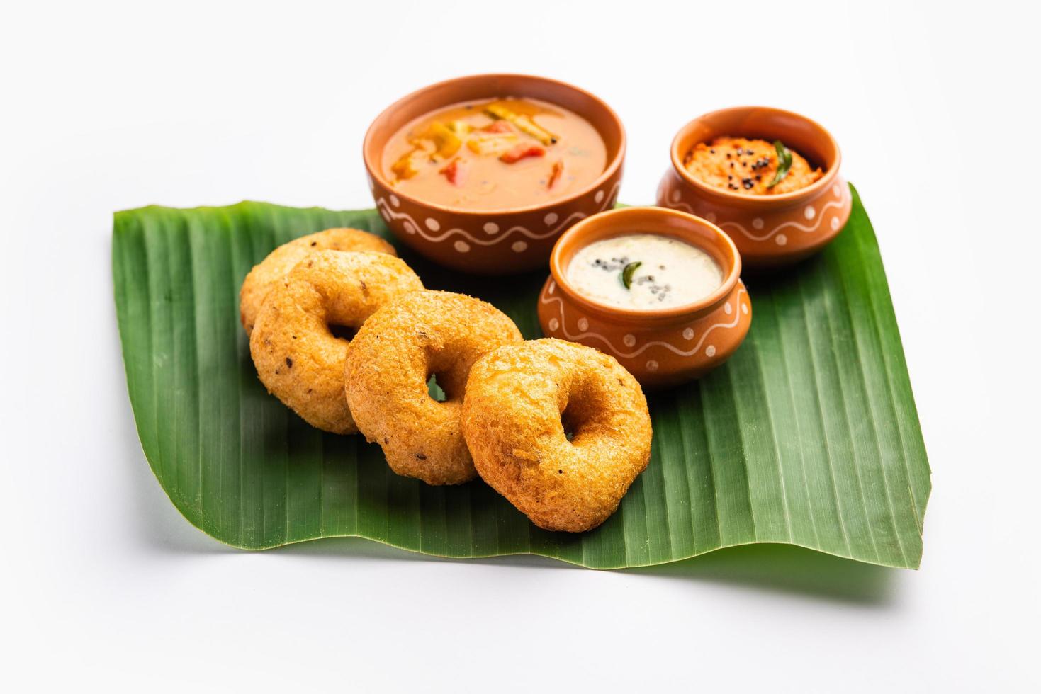 sambar vada o medu vadai con sambhar e chutney - popolare Sud indiano merenda o prima colazione foto