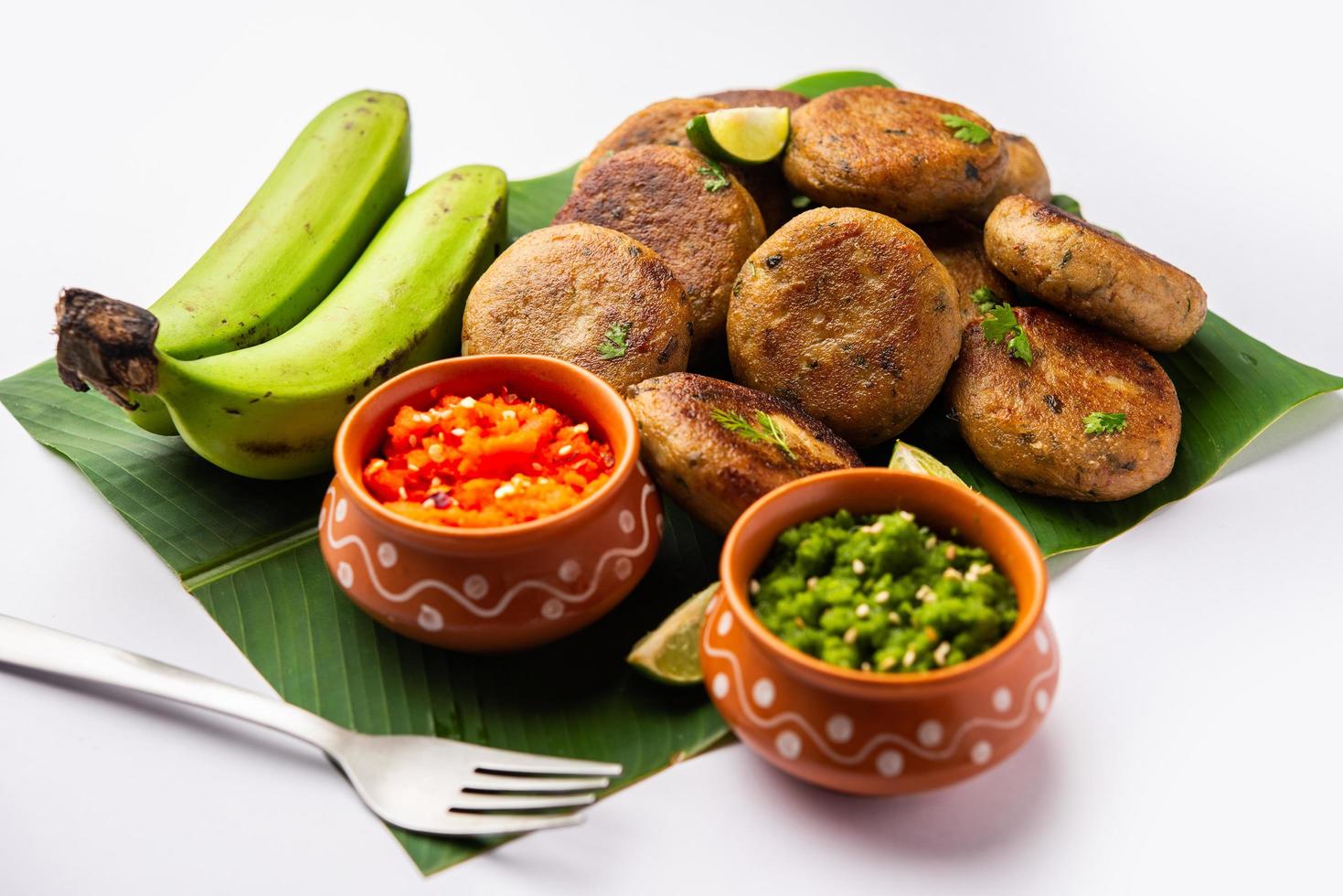 crudo Banana cotoletta anche chiamato piantaggine o kacche kele ki tikki o polpette, servito con chutney foto