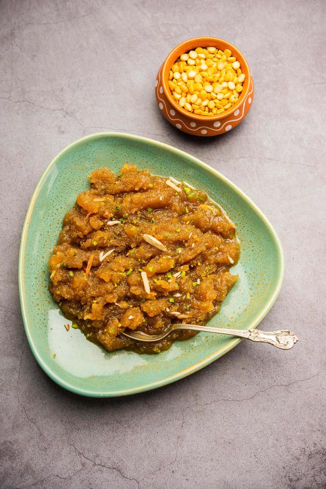 besan hawa, Shira, pura è un' ricco dolce fatto con grammo Farina, ghee e zucchero foto