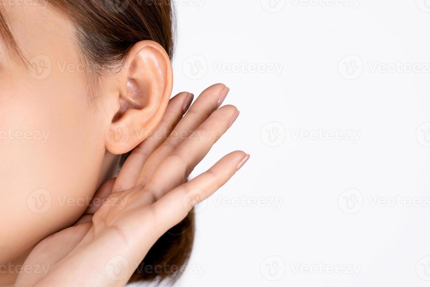 femmina con udito problema su bianca sfondo. vicino su. foto