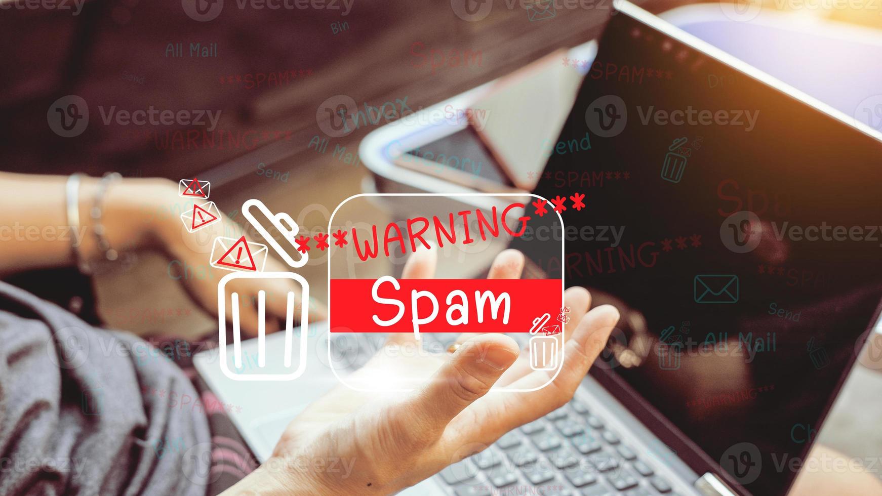 concetto di e-mail e computer virus. revisione il concetti di Internet sicurezza, spam e e-marketing su schermo. spam e-mail apparire avvertimenti. foto