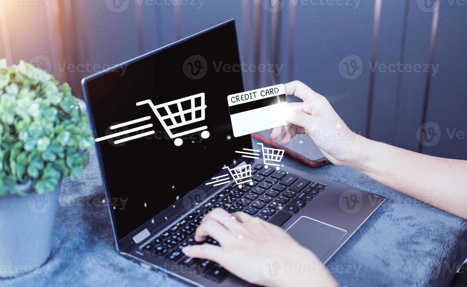 donna utilizzando credito carta Riempimento nel fatturazione informazione nel Acquista di il computer portatile computer nel e-commerce negozio. concetto in linea pagamento. Internet accessibile i soldi transazioni foto